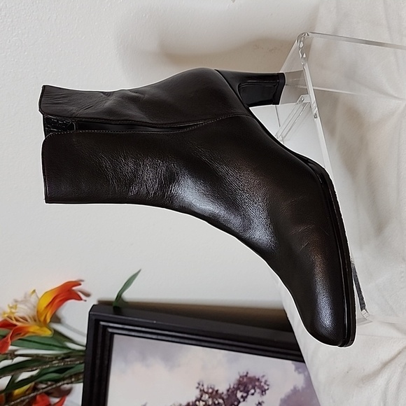 RARE Vintage Stuart Weitzman Heeled Boots Dark Brown Nappa Leather Ankle Booties - Picture 2 of 15